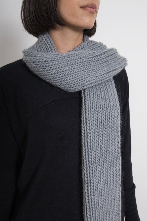 clolicot écharpe hiver laine tricot artisanat fait main création femme homme doux confort qualité unique accessoire mode style couleur gris grise casual